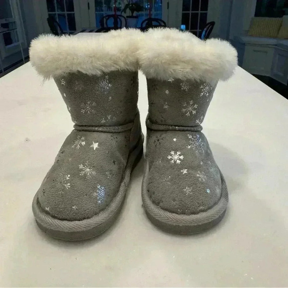 Frozen gray & white w/ snow flakes & rhinestones girls boots size 6 NWOT - Picture 7 of 10